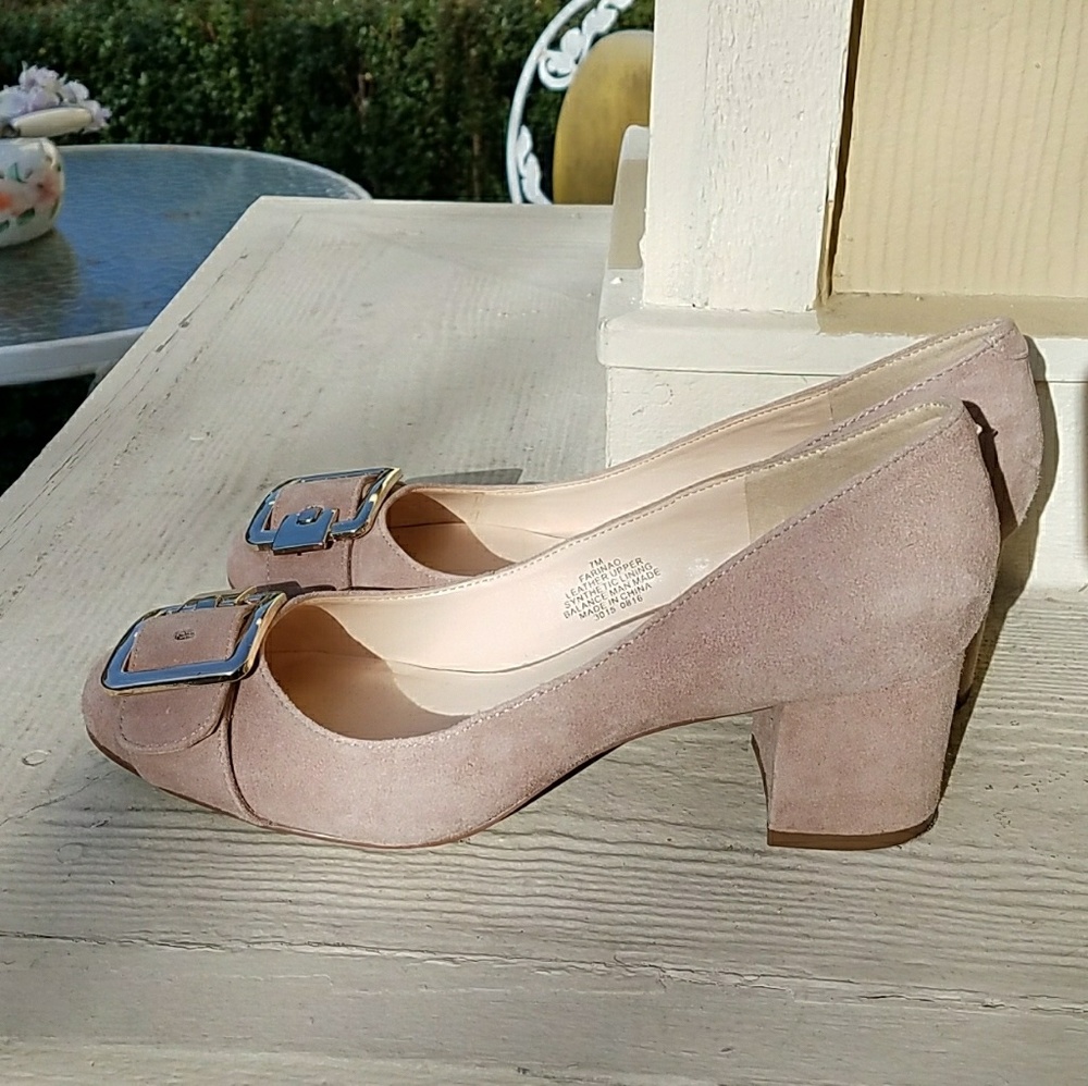Round toe pump with a buckle Nude suede block heel